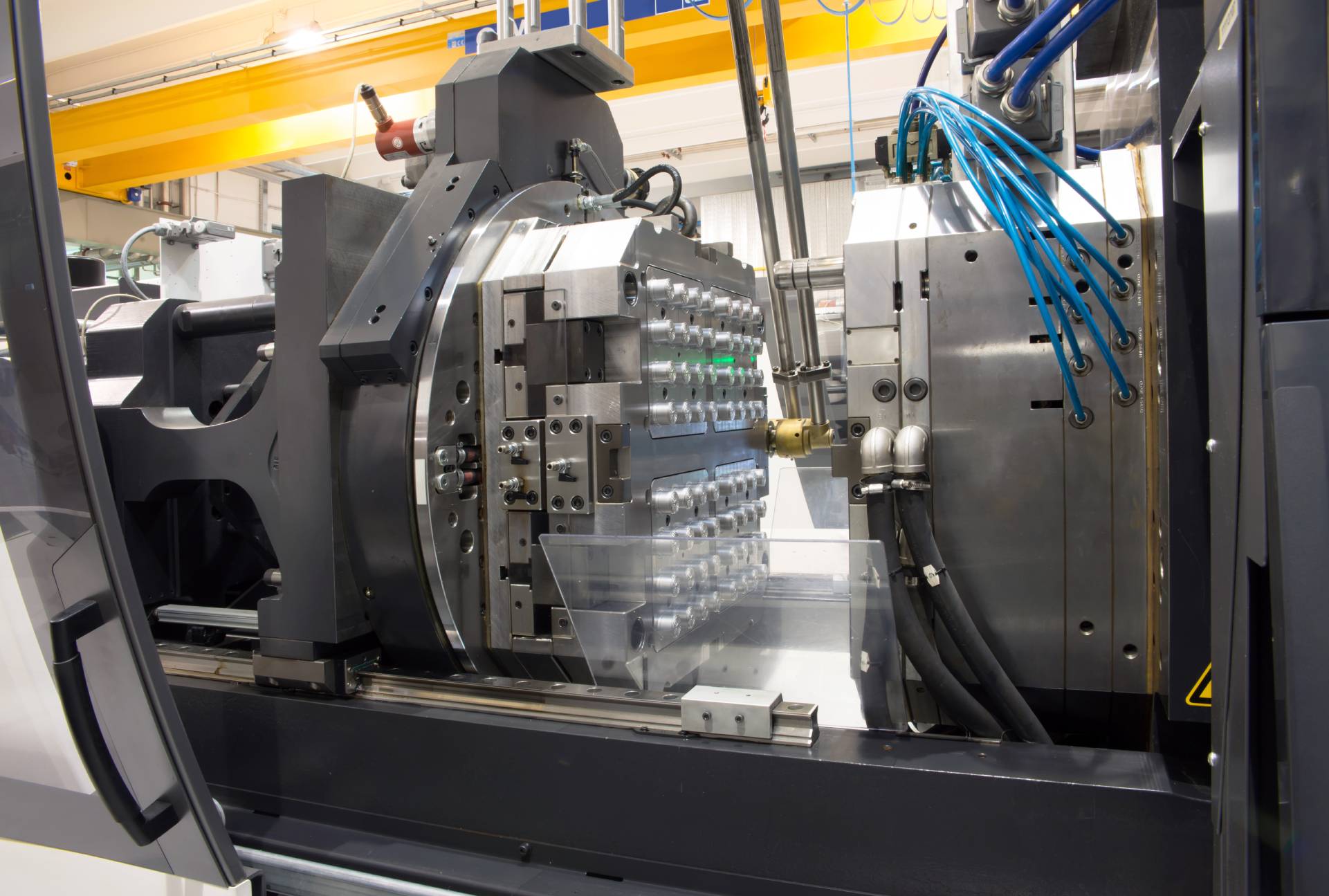 Spuitgietmatrijs in een moderne spuitgietmachine bij Meché Matrijzen